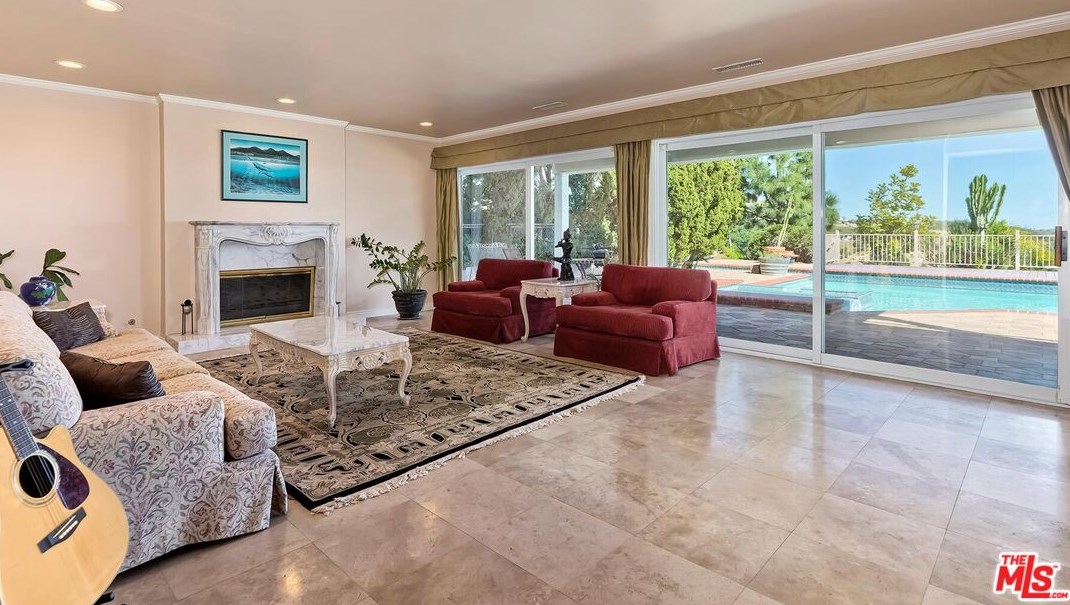 2721 Lake Hollywood Dr, Los Angeles CA  90068-1630 exterior