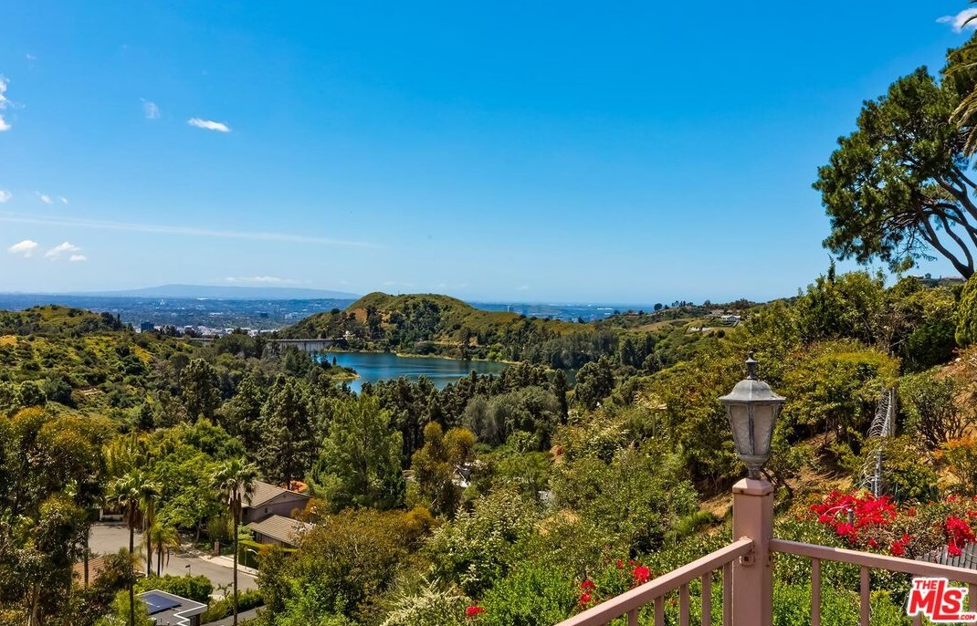 2721 Lake Hollywood Dr, Los Angeles CA  90068-1630 exterior