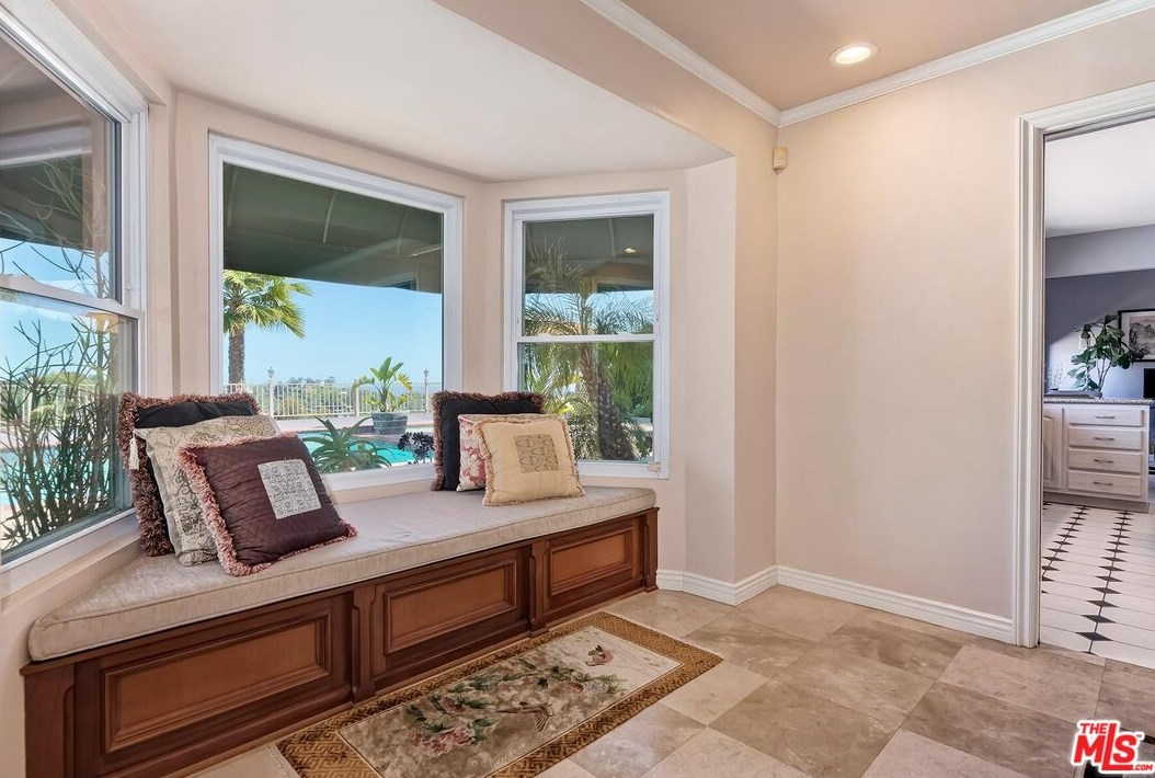 2721 Lake Hollywood Dr, Los Angeles CA  90068-1630 exterior