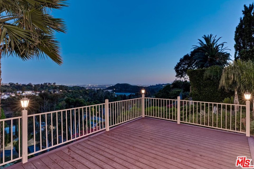 2721 Lake Hollywood Dr, Los Angeles CA  90068-1630 exterior