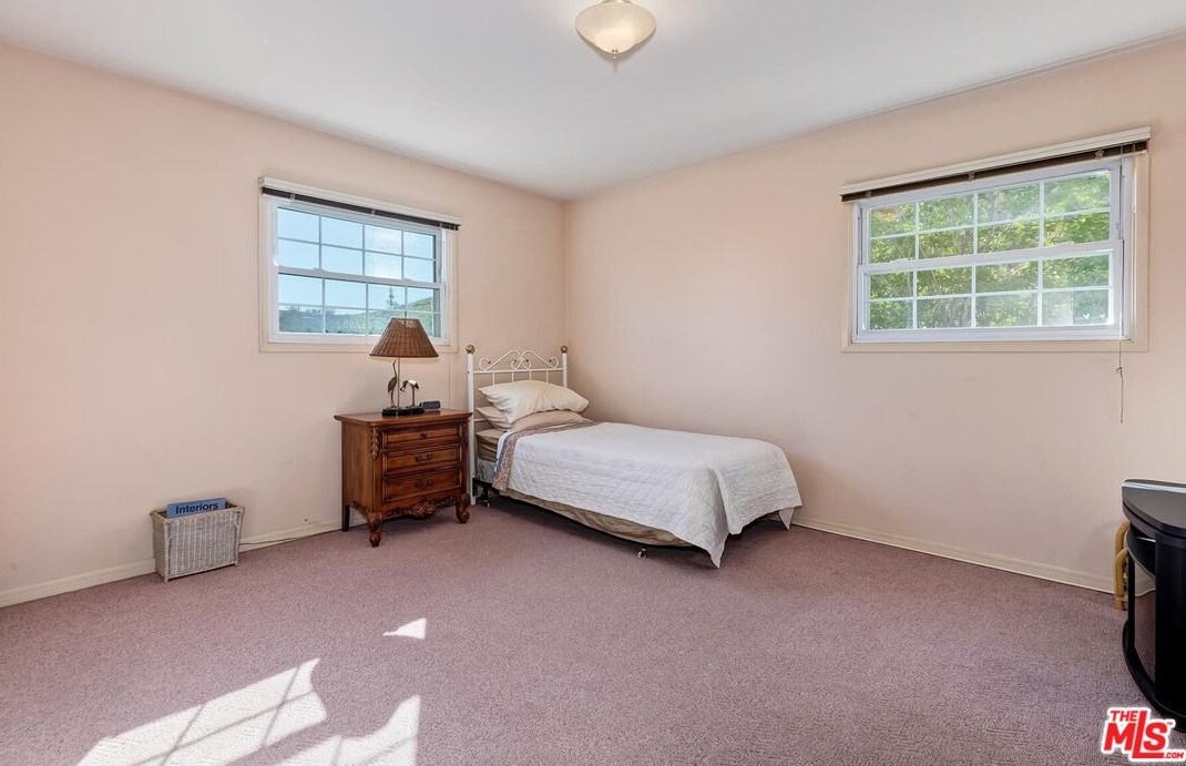 2721 Lake Hollywood Dr, Los Angeles CA  90068-1630 exterior