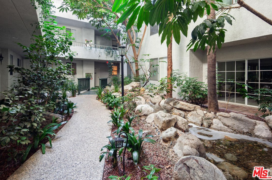 1375 Kelton Ave, Los Angeles CA  90024-5499 exterior