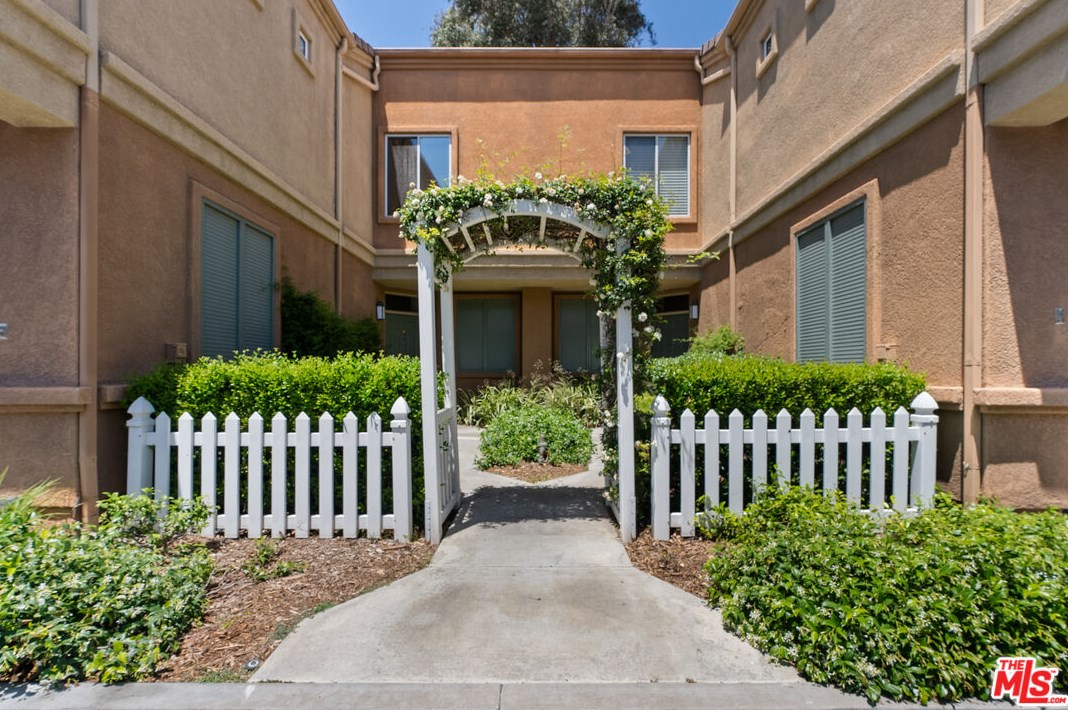 26967 Hillsborough Pkwy, Santa Clarita CA  91354-2445 exterior