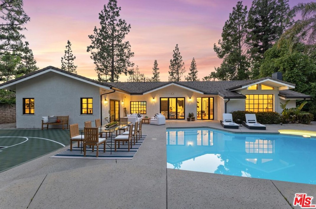 10928 Seguro Dr, Chatsworth, CA 91311-1944