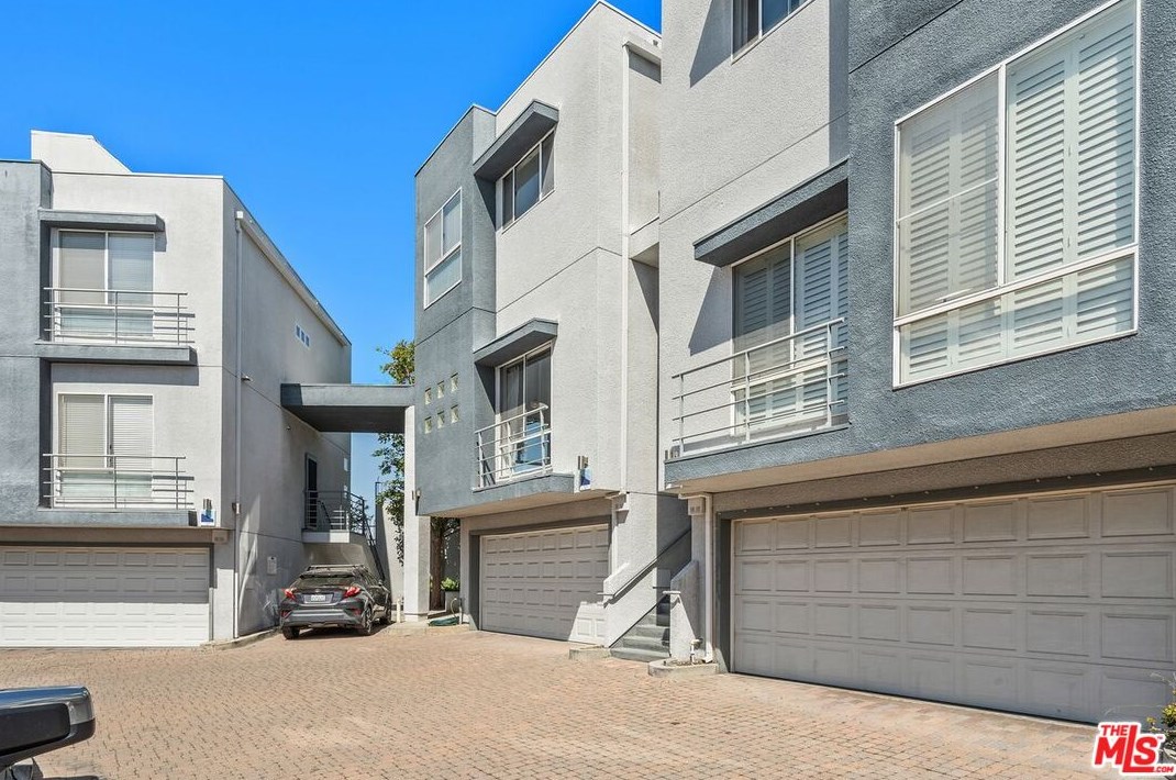 1076 Everett Pl, Los Angeles, CA 90026-4413