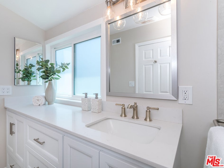 5932 Colbath Ave, Van Nuys CA  91401-4326 exterior