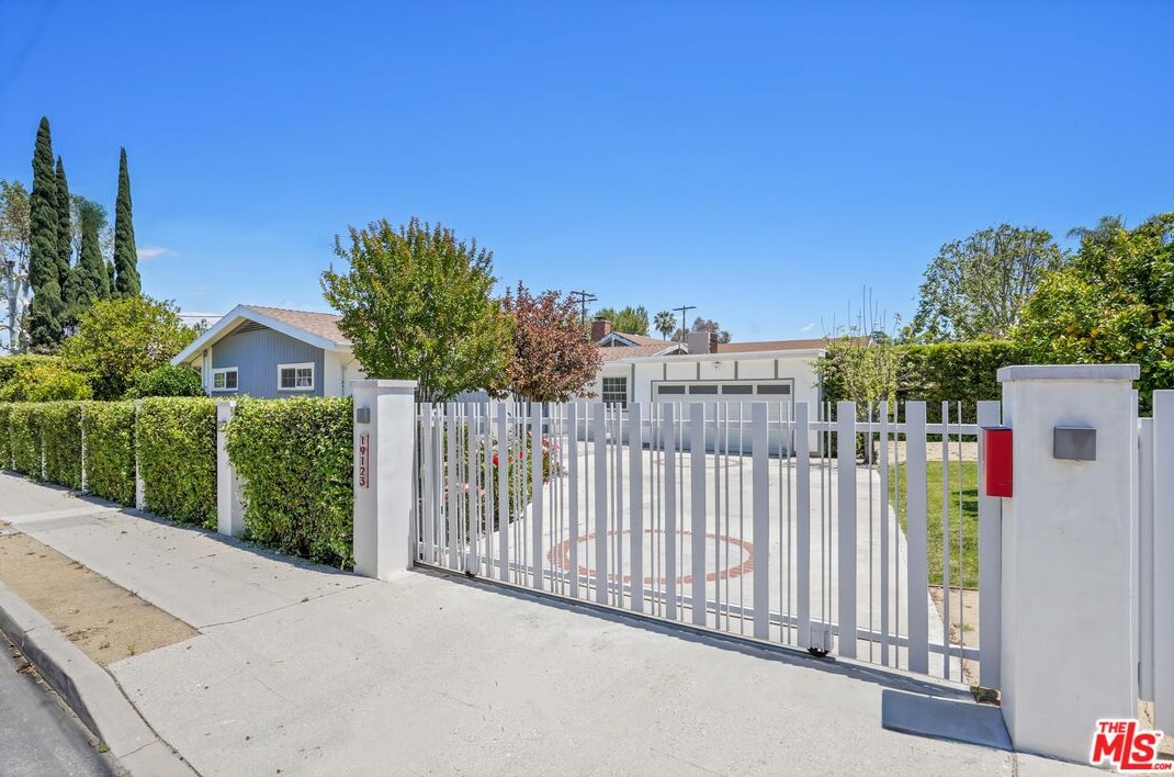 19123 Collins St, Los Angeles CA  91356-1210 exterior