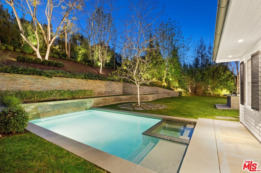 250 Garden Dr, Thousand Oaks CA 91361-5085 exterior