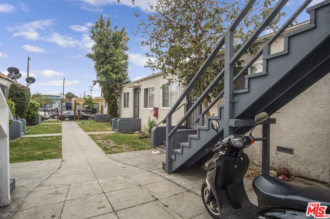 1115 75th St, Los Angeles, CA 90001-2409