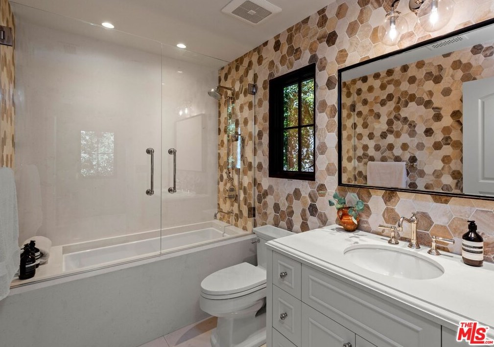 1549 Doheny Dr, Los Angeles CA  90035-3210 exterior