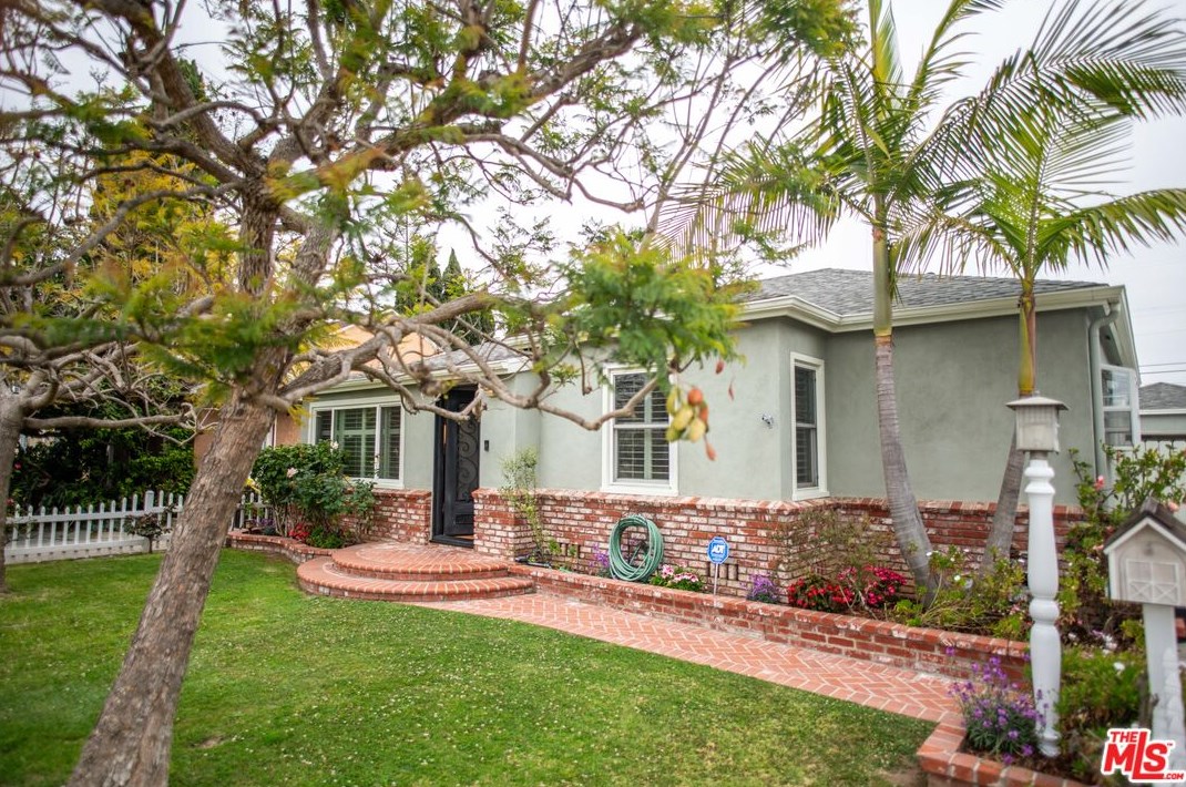 7842 Truxton Ave, Los Angeles, CA 90045-2919