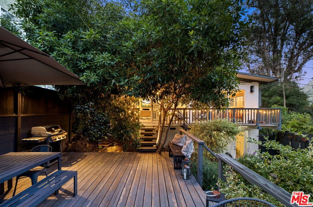 19983 Valley View Dr, Topanga, CA 90290-3267