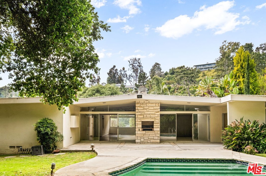 820 Leonard Rd, Los Angeles, CA 90049-1326