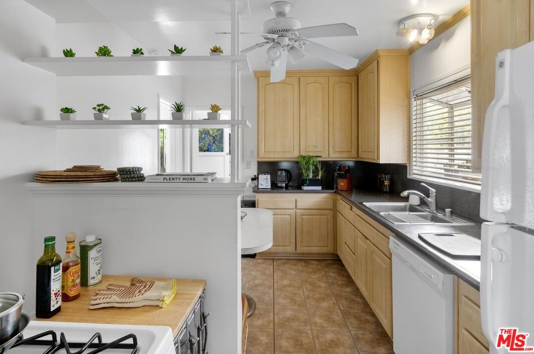 7818 Mcconnell Ave, Los Angeles CA  90045-1044 exterior