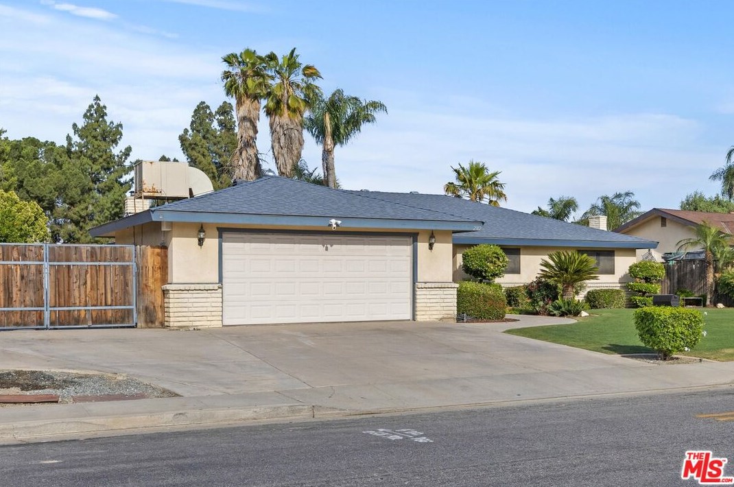 2312 Courtleigh Dr, Bakersfield, CA 93309-4528