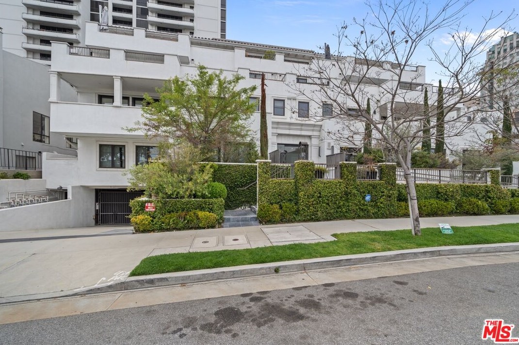 10647 Ashton Ave, Los Angeles CA  90024-5001 exterior
