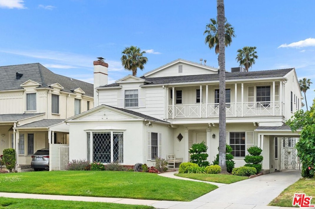 223 Alta Vista Blvd, Los Angeles, CA 90036-2821