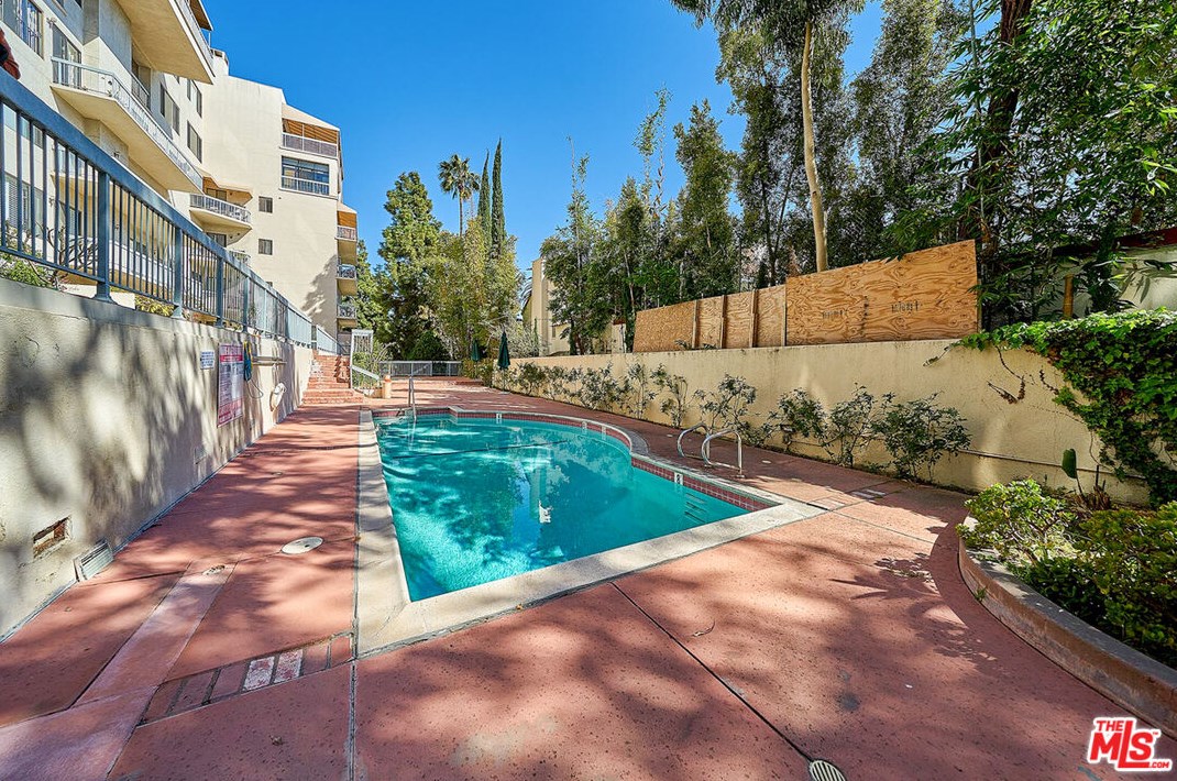 4460 Wilshire Blvd, Los Angeles CA  90010-3722 exterior