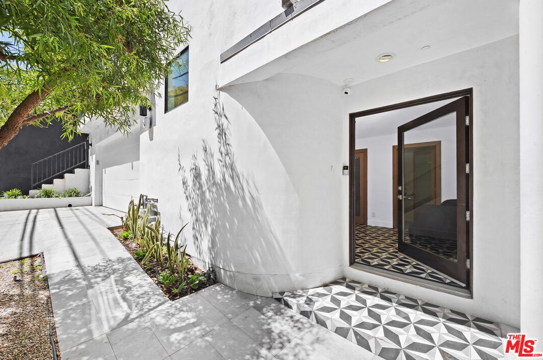 8729 Wonderland Ave, Los Angeles CA  90046-1849 exterior