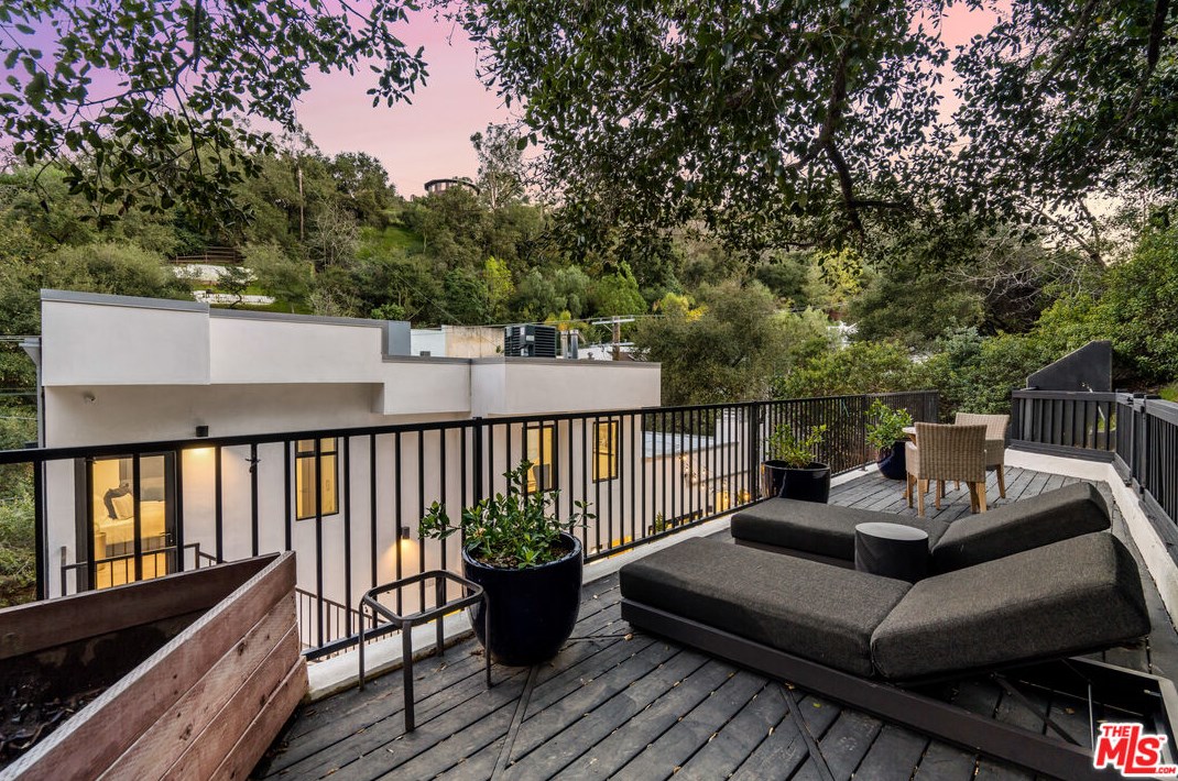 8729 Wonderland Ave, Los Angeles CA  90046-1849 exterior
