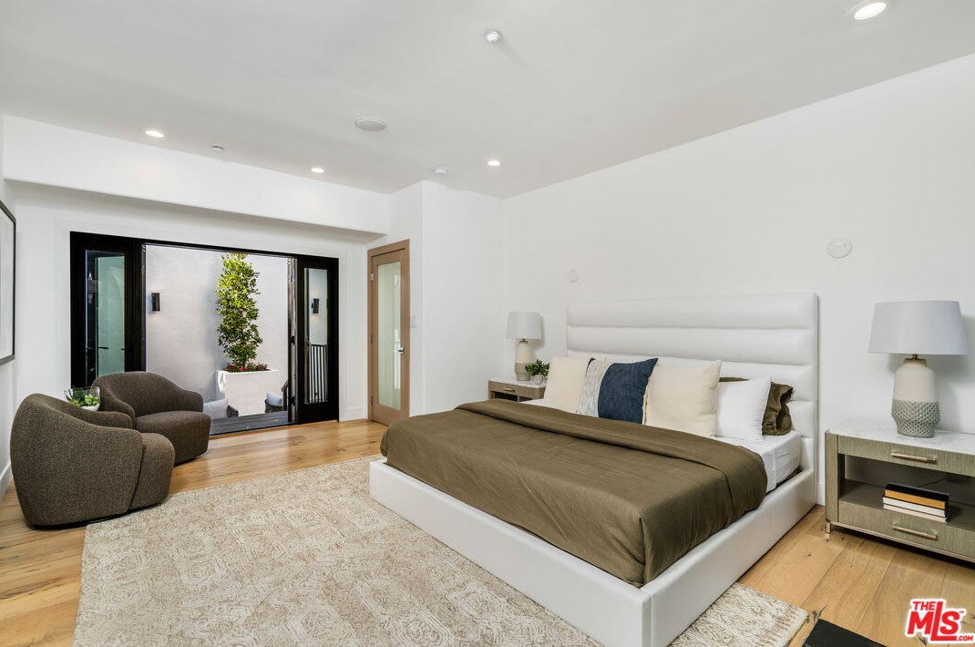 8729 Wonderland Ave, Los Angeles CA  90046-1849 exterior