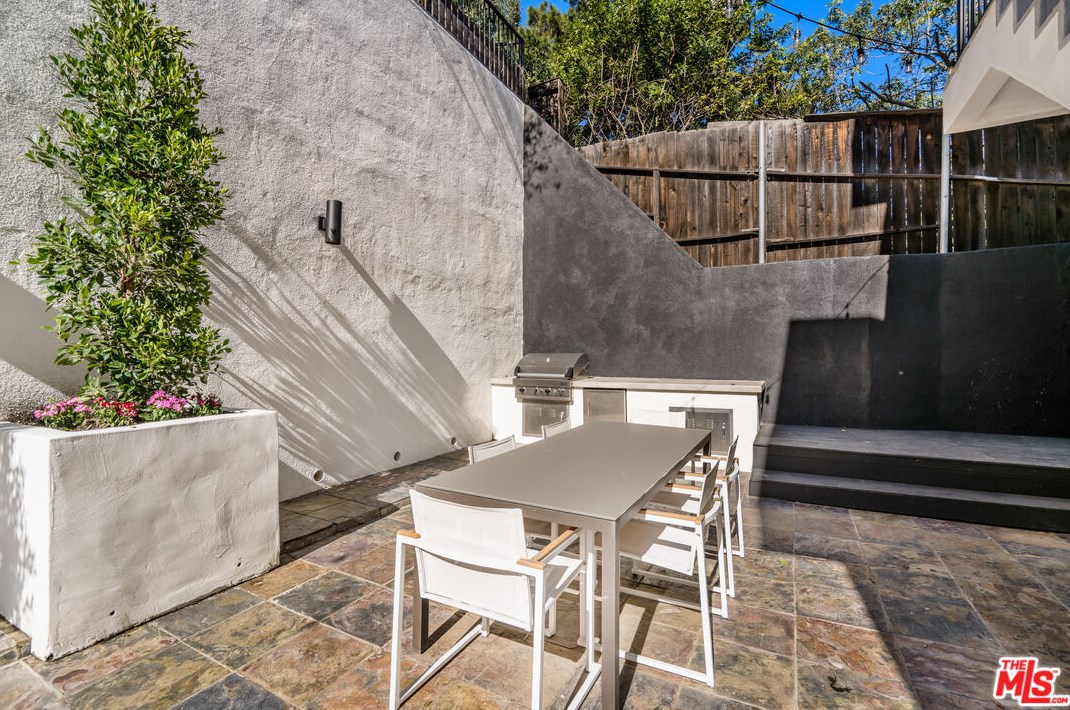 8729 Wonderland Ave, Los Angeles CA  90046-1849 exterior