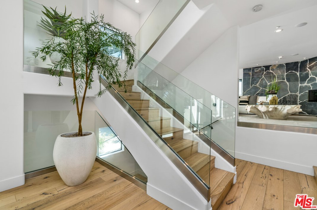 8729 Wonderland Ave, Los Angeles CA  90046-1849 exterior