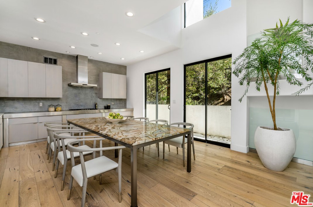 8729 Wonderland Ave, Los Angeles CA  90046-1849 exterior