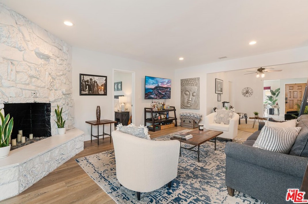 6445 Yarmouth Ave, Los Angeles CA  91335-6215 exterior