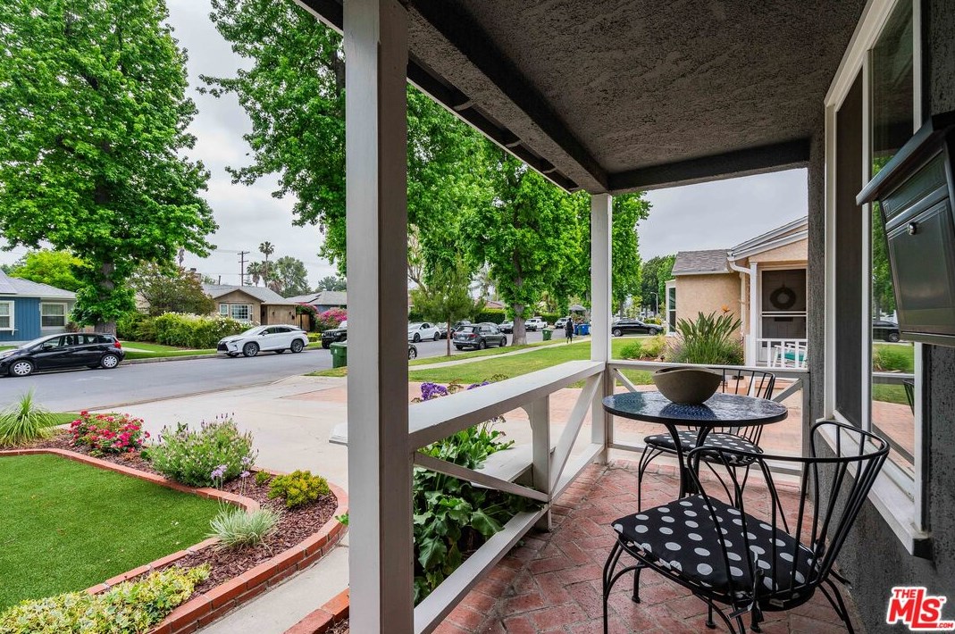 6445 Yarmouth Ave, Los Angeles CA  91335-6215 exterior