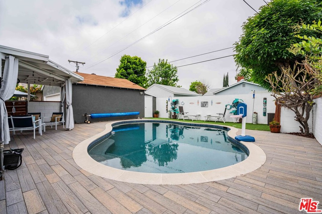 6445 Yarmouth Ave, Los Angeles CA  91335-6215 exterior