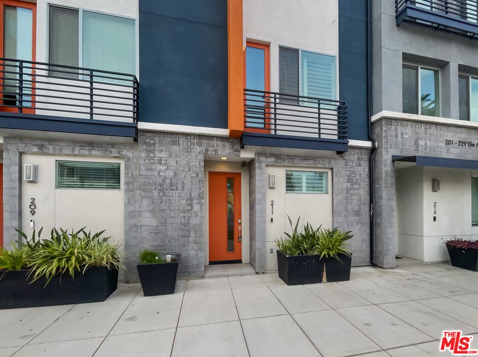211 Elm Ave, Long Beach, CA 90802-3114