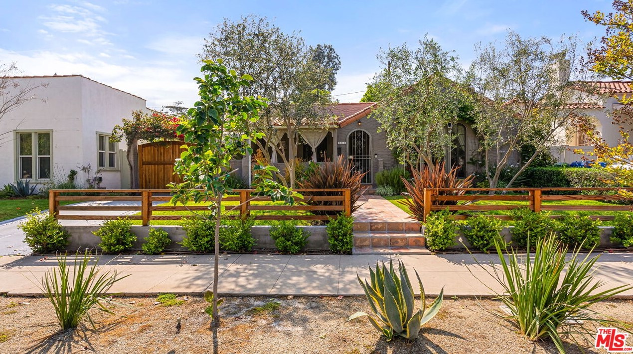 561 Irving Blvd, Los Angeles, CA 90004-1406