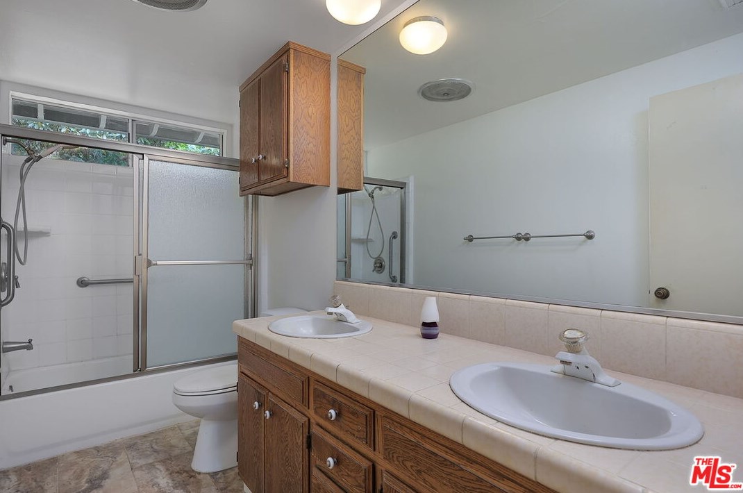 3433 Montrose Ave, Glendale CA 91214-3344 exterior