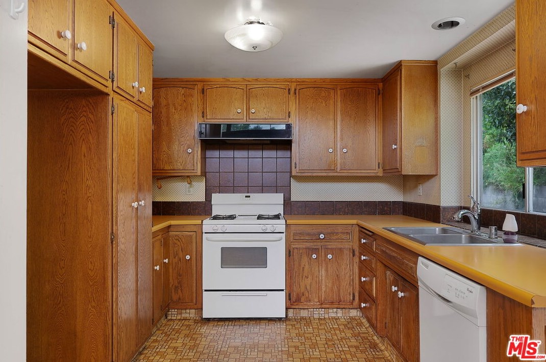 3433 Montrose Ave, Glendale CA 91214-3344 exterior