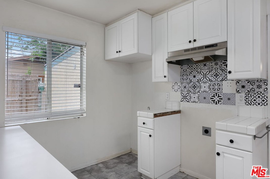 3433 Montrose Ave, Glendale CA 91214-3344 exterior