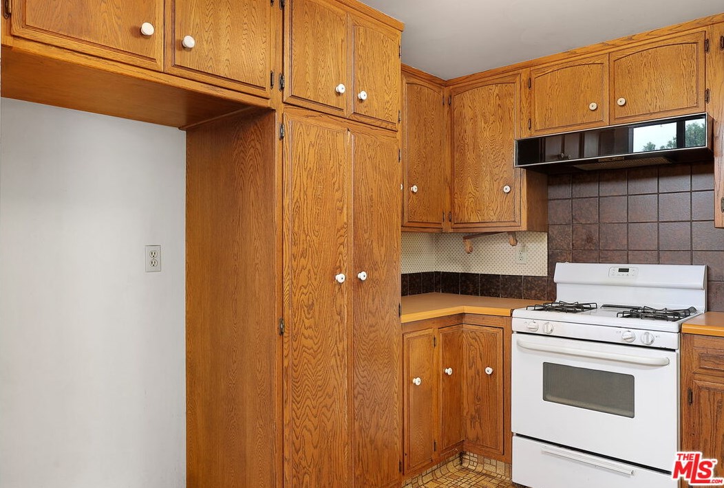 3433 Montrose Ave, Glendale CA 91214-3344 exterior