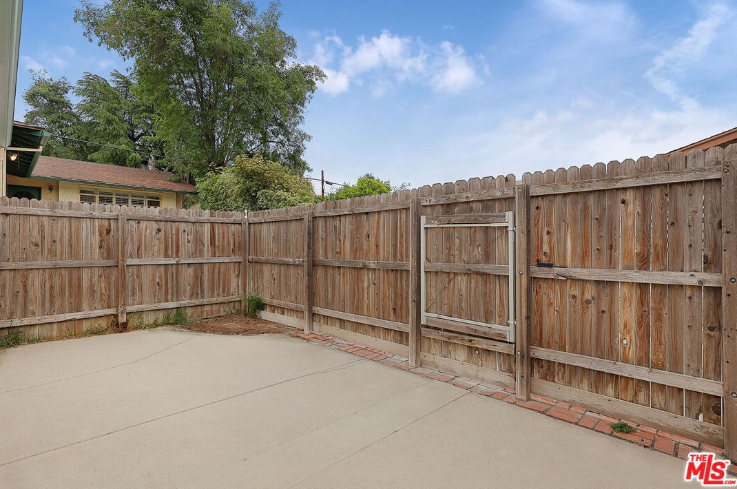 3433 Montrose Ave, Glendale CA 91214-3344 exterior