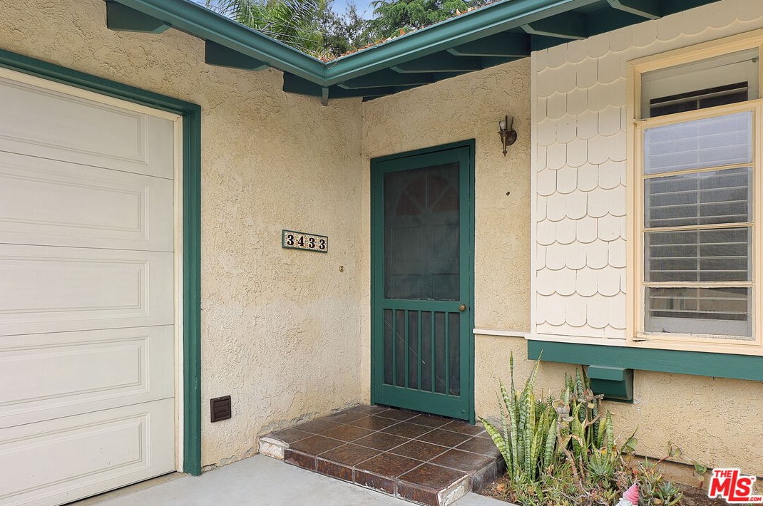 3433 Montrose Ave, Glendale CA 91214-3344 exterior