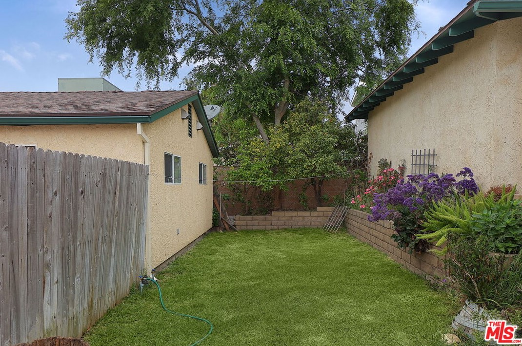 3433 Montrose Ave, Glendale CA 91214-3344 exterior