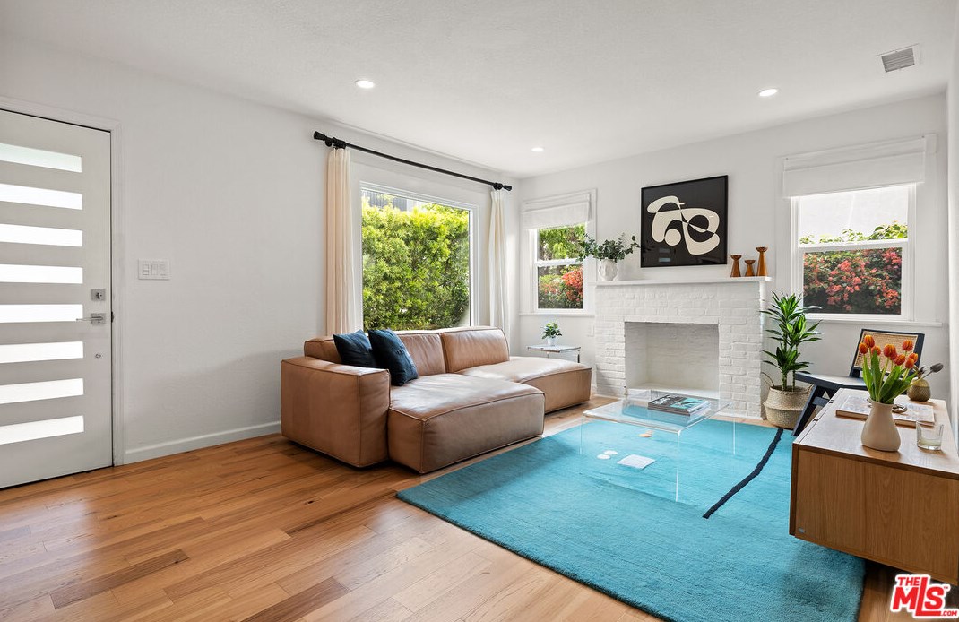4710 Clinton St, Los Angeles, CA 90004-1813