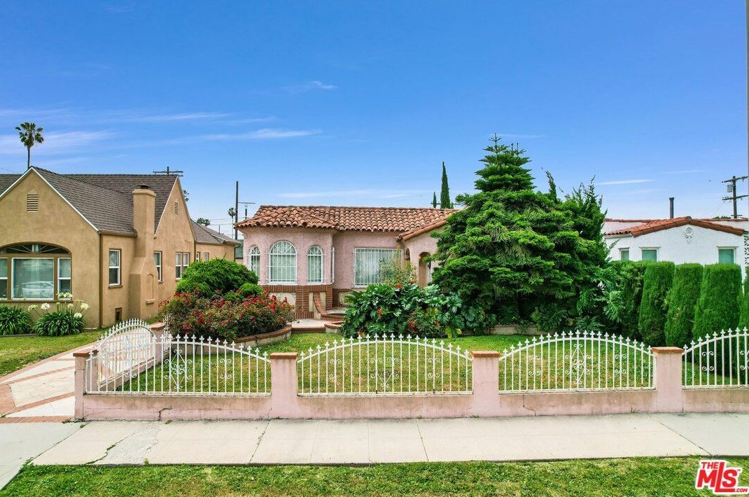 1818 79th St, Los Angeles, CA 90047-2630