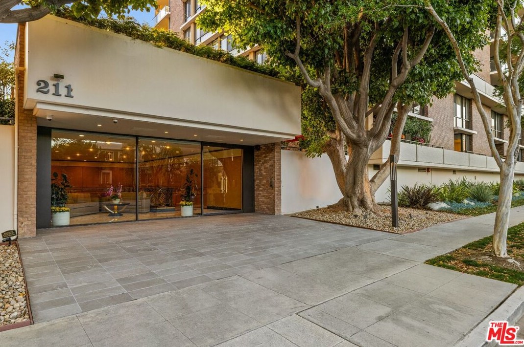 211 Spalding Dr, Beverly Hills, CA 90212-3622