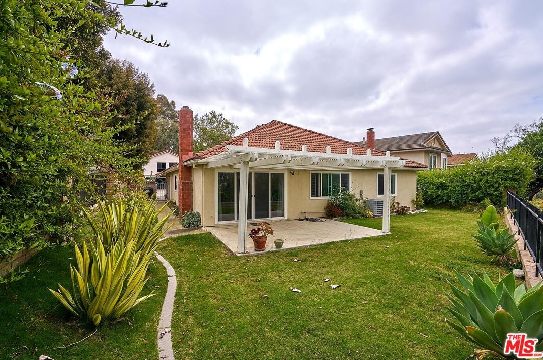 1619 Camden Pl, Fullerton CA  92833-2056 exterior