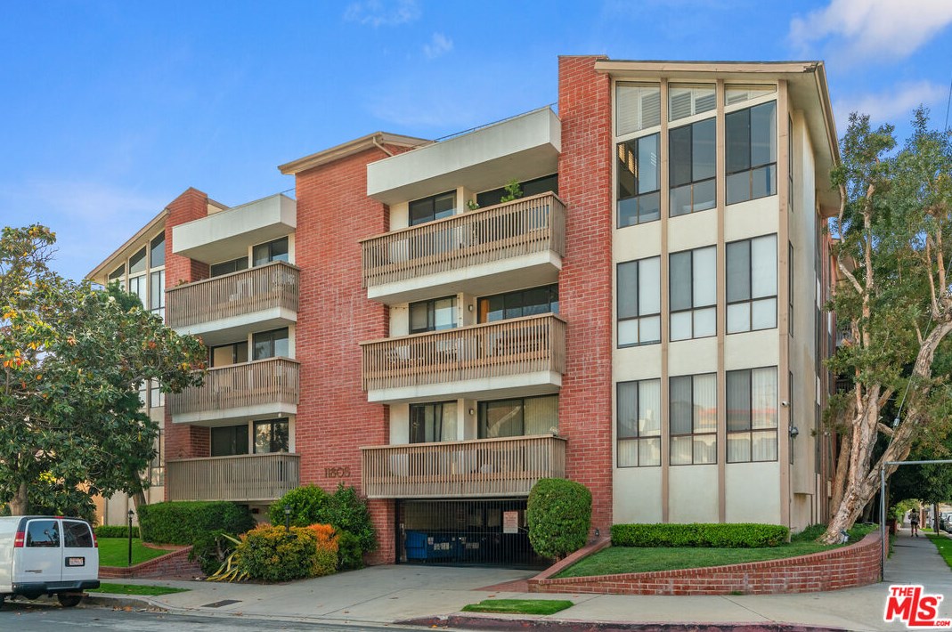 11805 Mayfield Ave, Los Angeles CA  90049-5748 exterior