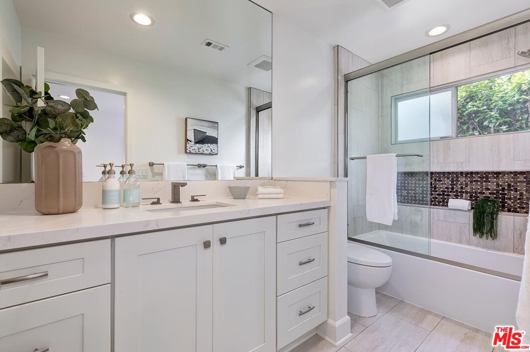 8117 Chase Ave, Los Angeles CA  90045-2732 exterior