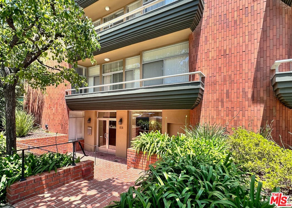 818 S Gretna Green Way #308, Los Angeles, CA 90049