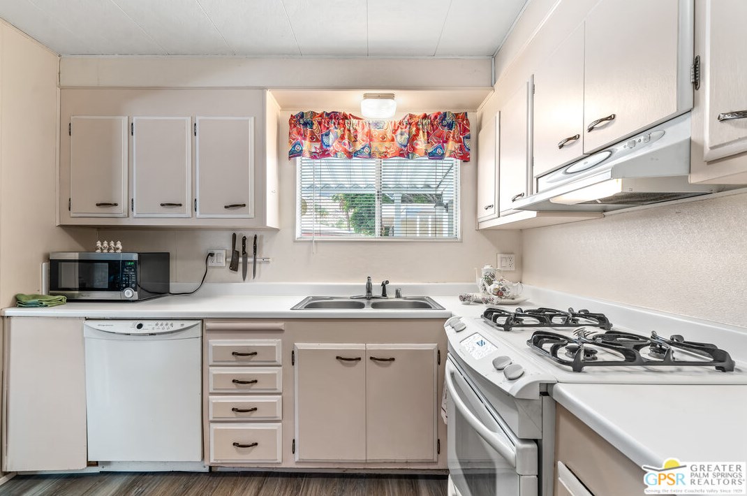 86 Santa Monica St, Palm Springs, CA 92264-5255