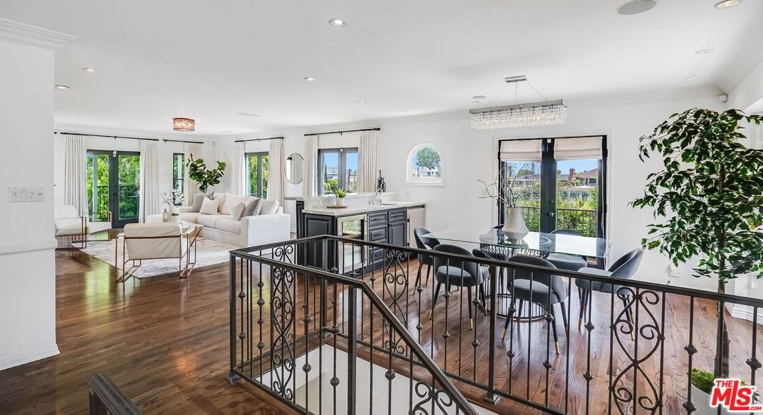 4040 Mount Vernon Dr, Los Angeles CA  90043-1005 exterior