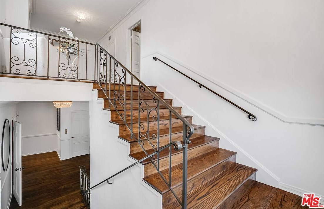 4040 Mount Vernon Dr, Los Angeles CA  90043-1005 exterior